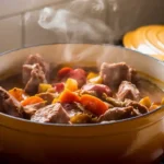 Herzhafter Eintopf aus dem Dutch Oven rezept mit zartem Fleisch, Karotten und Kartoffeln, die in einer würzigen Brühe schmoren und mit frischen Kräutern garniert sind."